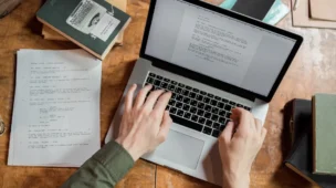 a arte de criar textos para marketing digital escrevendo copys em um notebook