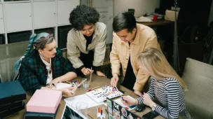 pessoas planejando um estrategia de marketing digital