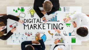 pessoas em reuniao em uma mesa falando de marketing digital
